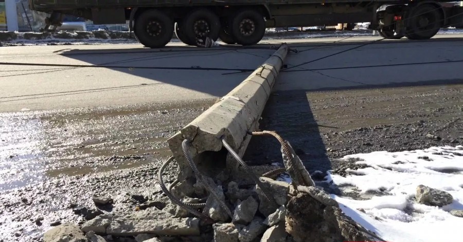 В Копейске грузовик уронил две опоры ЛЭП