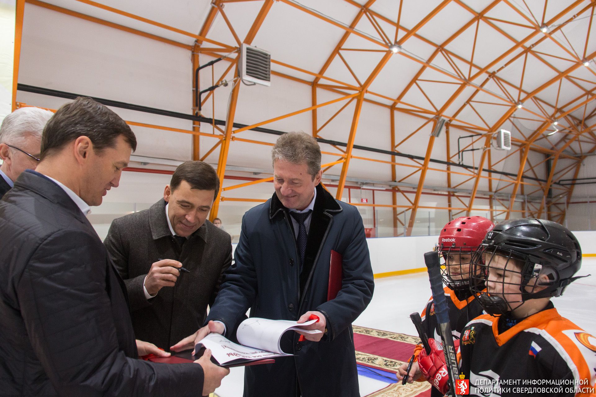 В Екатеринбурге открыли новую ледовую арену на Уралмаше