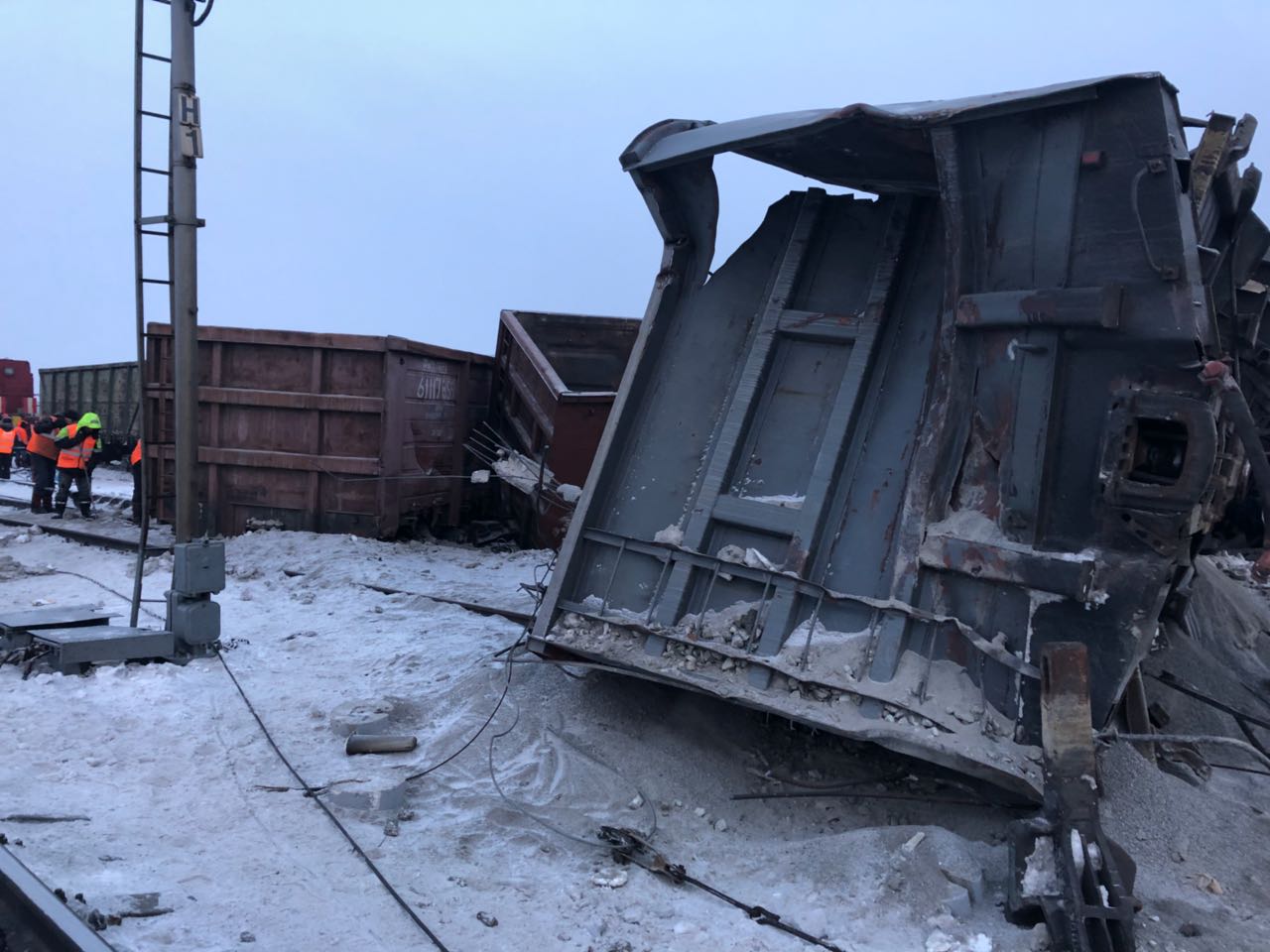 Авария на свердловской железной дороге: 9 вагонов со щебнем сошли с рельсов