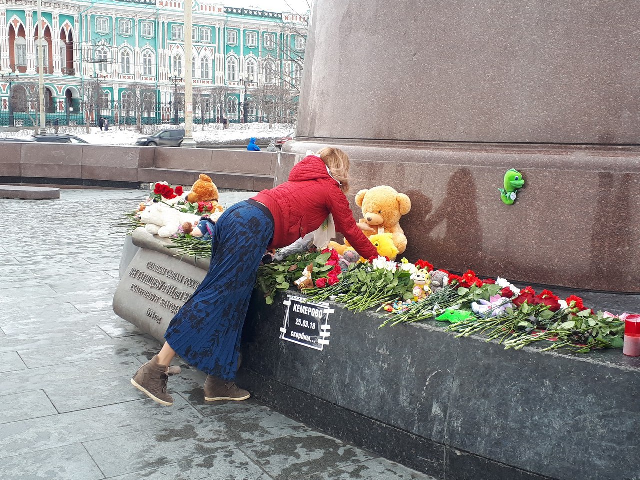 В Екатеринбурге проходит акция в память о погибших в Кемерове (ФОТО)
