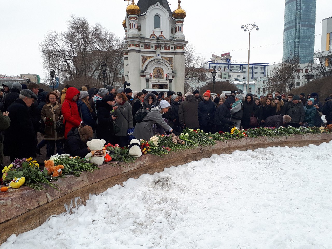 В Екатеринбурге проходит акция в память о погибших в Кемерове (ФОТО)