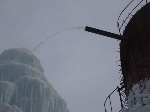 В Карпинске у водонапорной башни образовался огромный ледяной сталагмит