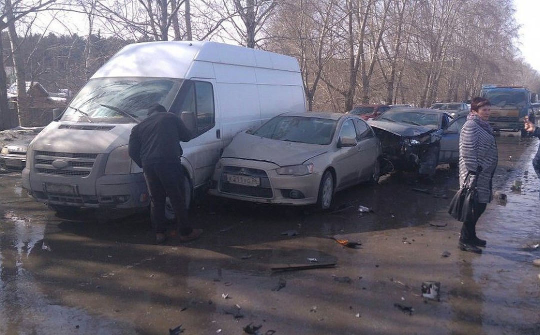 Восемь автомобилей устроили массовую аварию в Екатеринбурге
