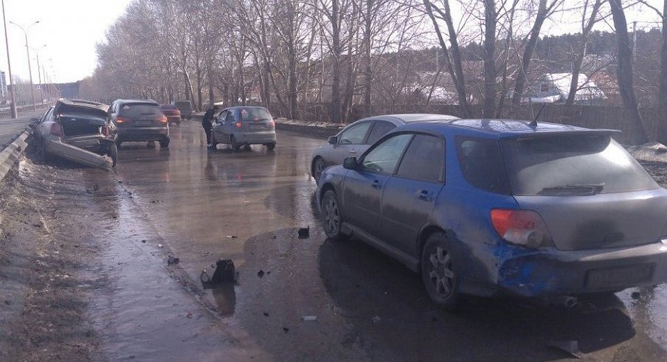 Восемь автомобилей устроили массовую аварию в Екатеринбурге