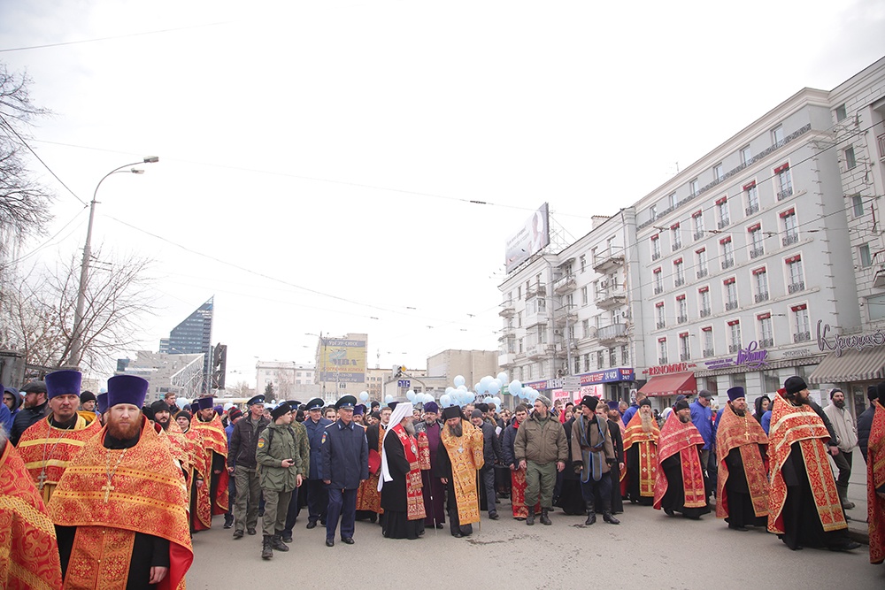 Около пяти тысяч человек приняли участие в пасхальном крестном ходе в Екатеринбурге