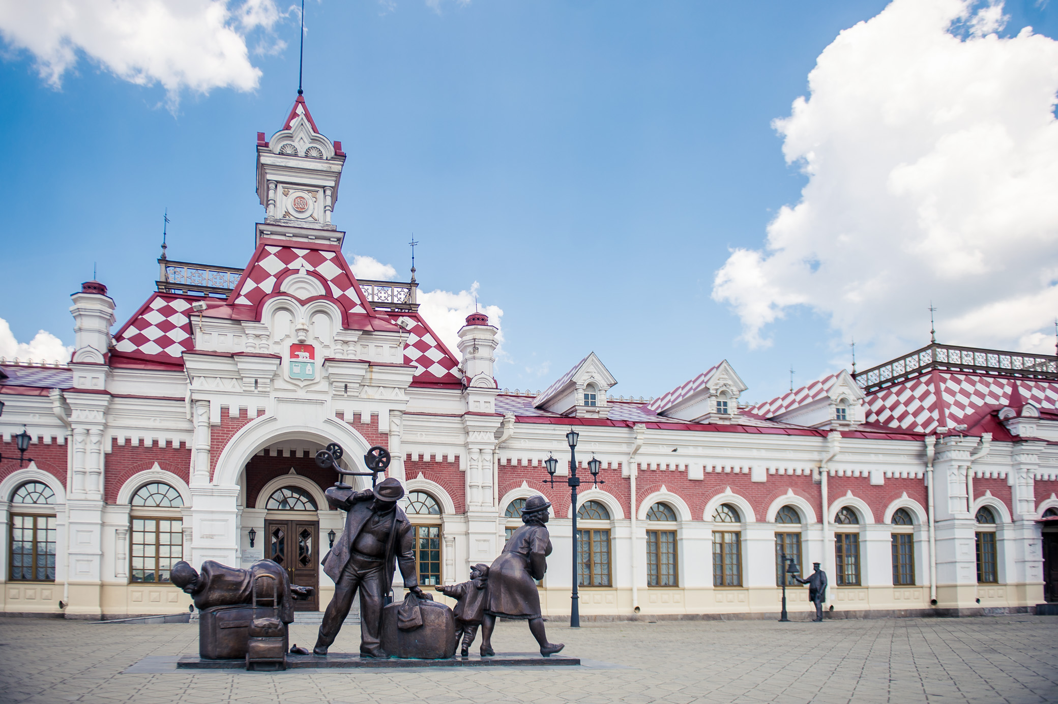 Иркутск краснодар жд. Культурные объекты Екатеринбурга. ЖД вокзал Екатеринбург. Вокзал Железнодорожный вокзал Свердловск. Транспортные сооружения Екатеринбурга.