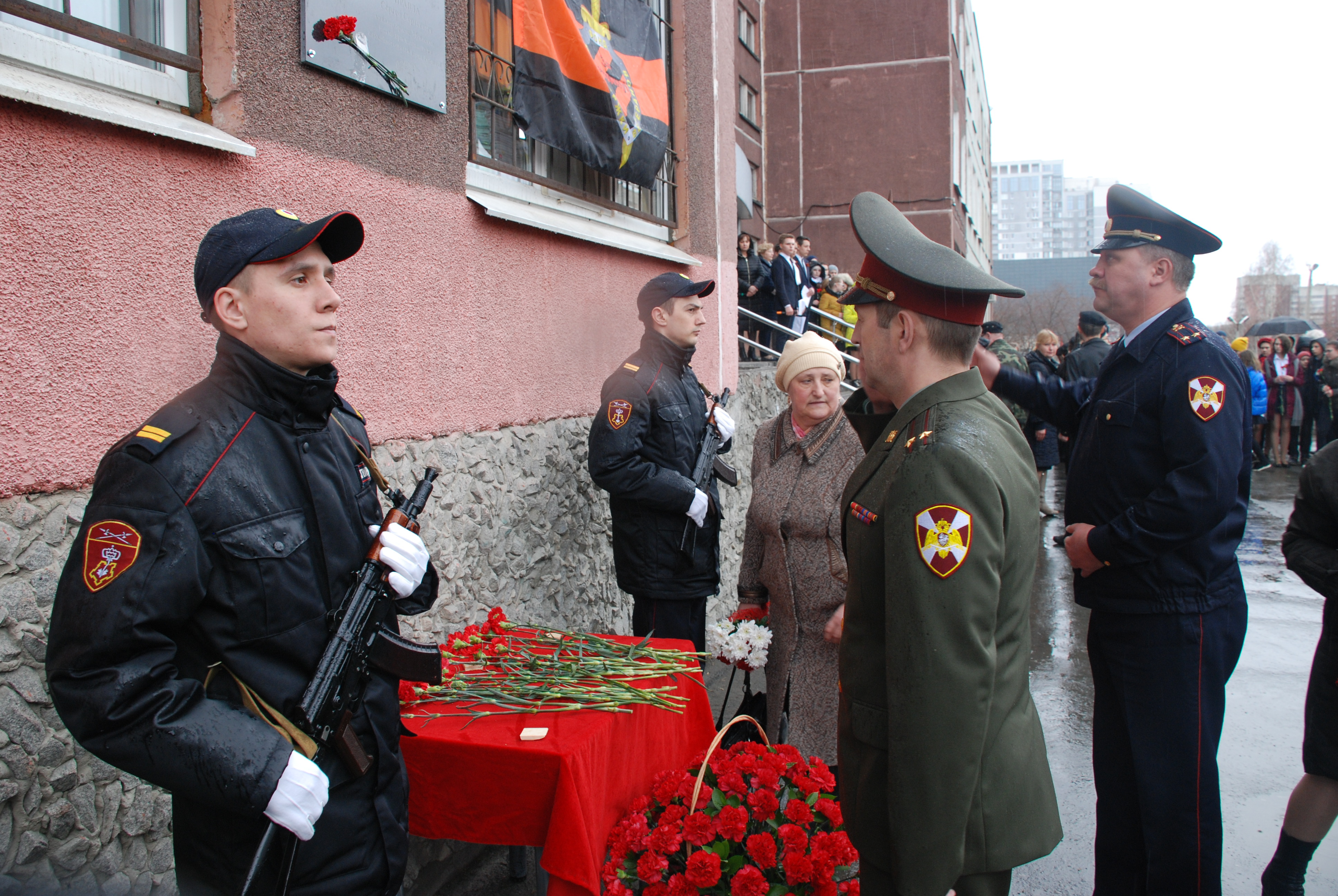 В Екатеринбурге установили мемориальную доску погибшему в 1996 году сотруднику милиции