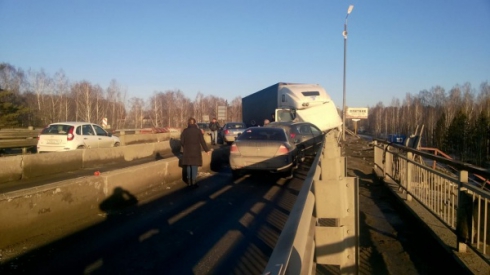 На Тюменском тракте грузовик с отказавшими тормозами протаранил несколько автомобилей