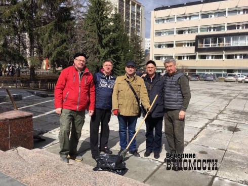 В Екатеринбурге отмыли «Черный тюльпан» из брандспойтов