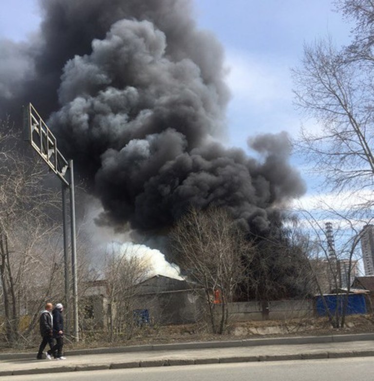 Крупный пожар на промышленной площадке на улице Луганской в Екатеринбурге