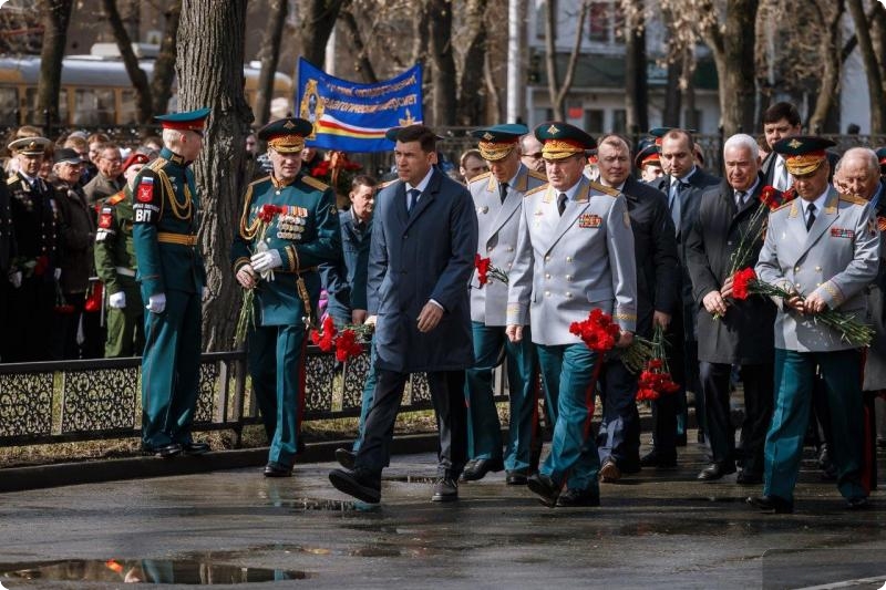 В Екатеринбурге возложили цветы к памятнику Жукова
