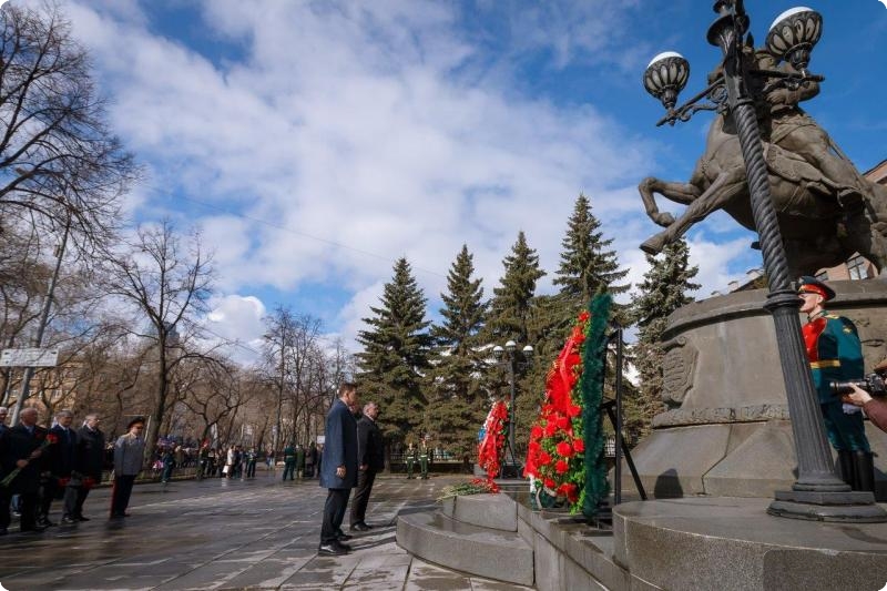 В Екатеринбурге возложили цветы к памятнику Жукова