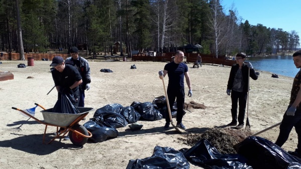 Свердловские автогонщики призвали казаков и чиновников из министерства природы области прибраться на берегах Балтыма