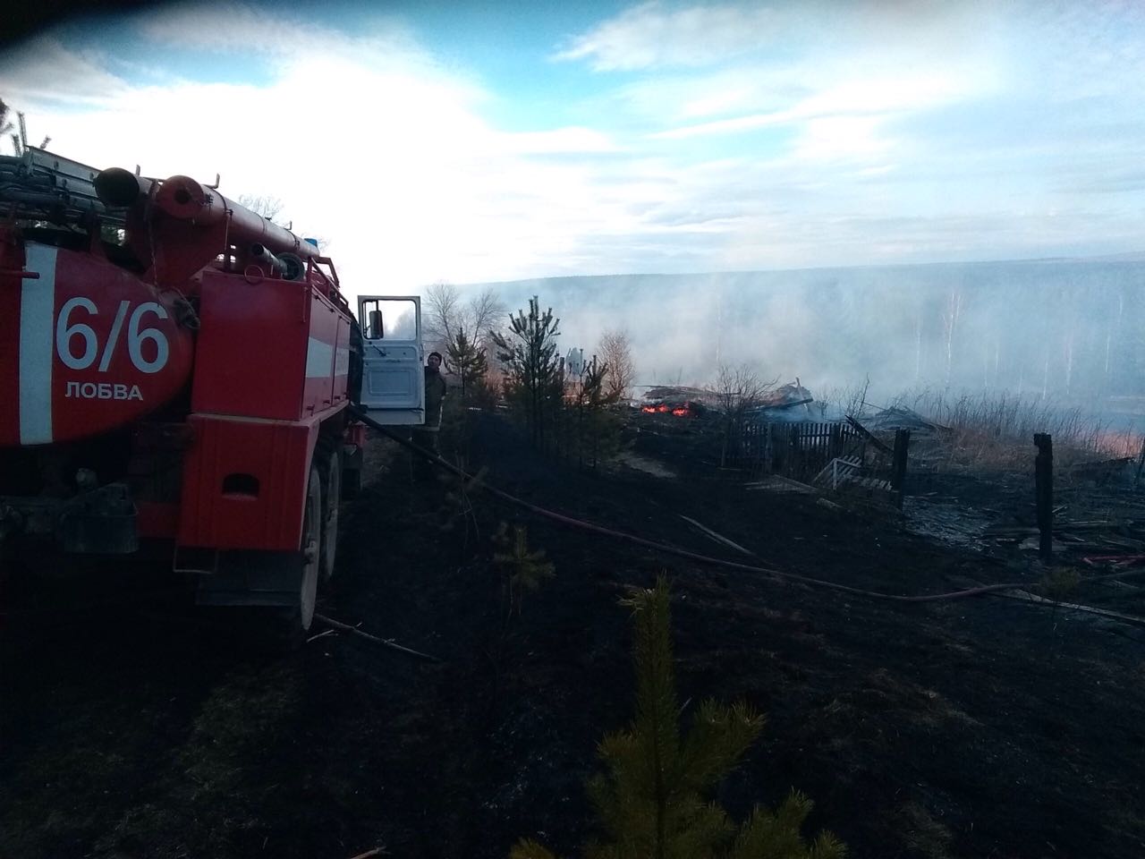 МЧС: причиной пожара в поселке Черный Яр стало сжигание мусора