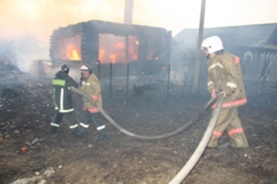 Крупный пожар в Первоуральске: сгорели два дома, две бани, крыша соседнего дома и повреждён гараж