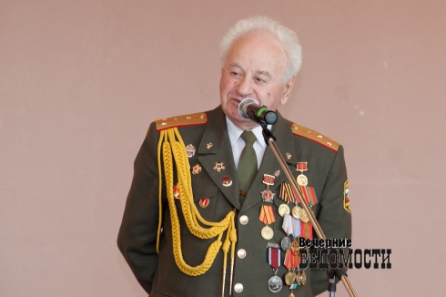 Прокуратура Екатеринбурга и общественники провели концерт для ветеранов ВОВ