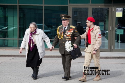 Прокуратура Екатеринбурга и общественники провели концерт для ветеранов ВОВ