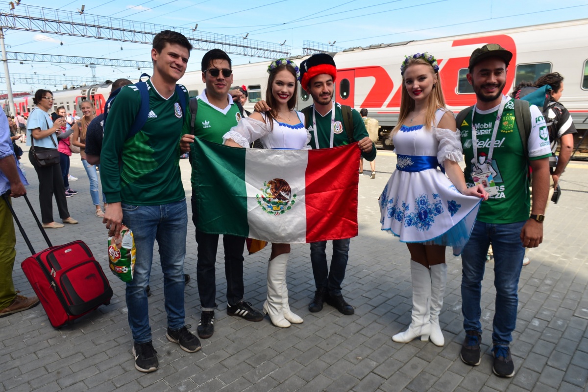 На железнодорожном вокзале Екатеринбурга весело встретили болельщиков из Мексики и Швеции. Как это было