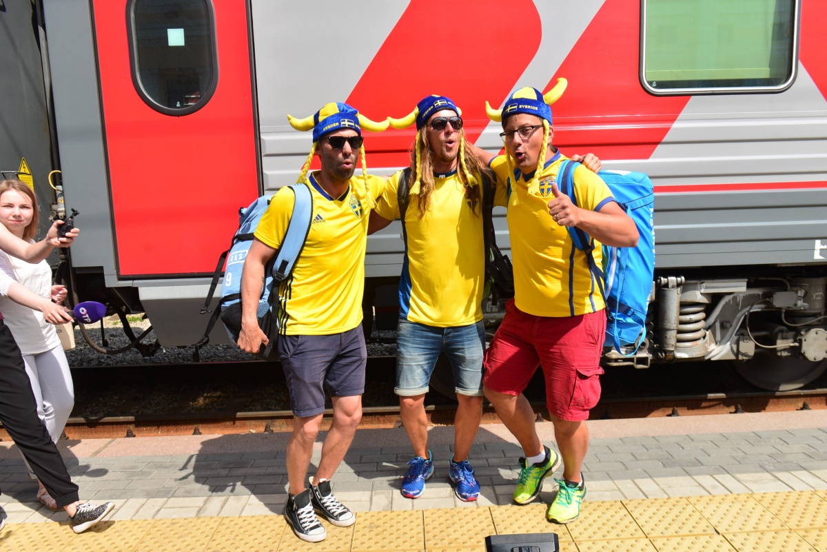 На железнодорожном вокзале Екатеринбурга весело встретили болельщиков из Мексики и Швеции. Как это было