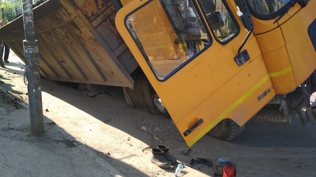 Очередной грузовик провалился под землю в Екатеринбурге