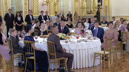 Владимир Путин вручил курганской семье Макеевых орден «Родительская слава»