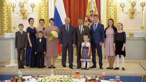 Владимир Путин вручил курганской семье Макеевых орден «Родительская слава»