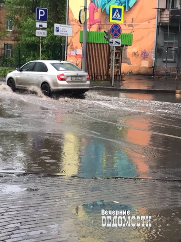 Ливневая канализация не справилась с грозовым дождем в Екатеринбурге