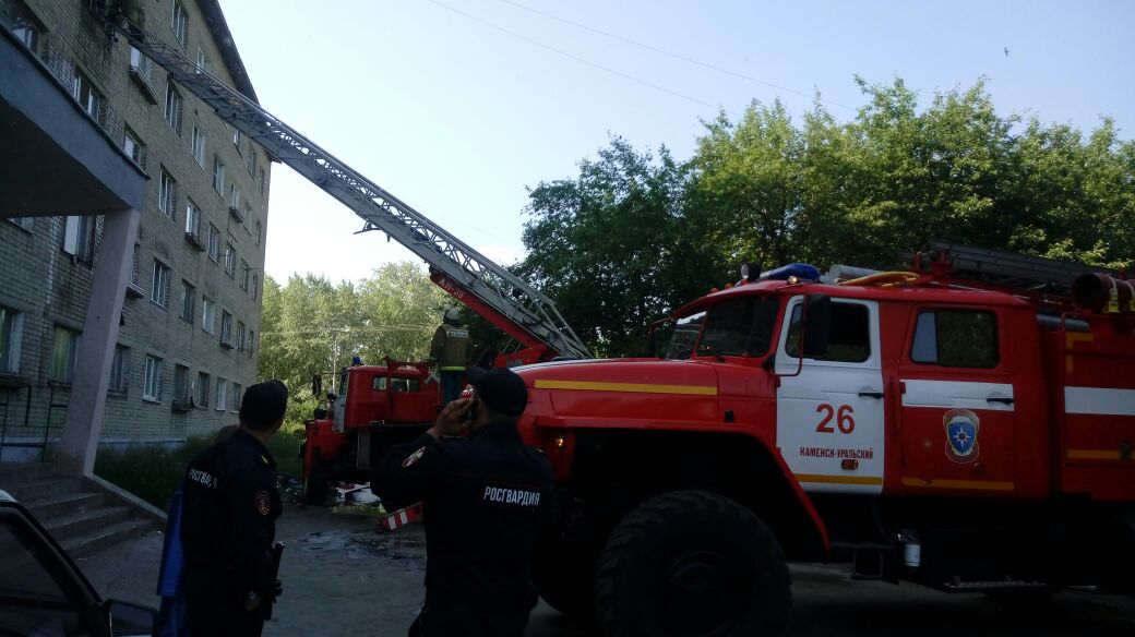 В Каменске-Уральском из горящего дома эвакуировали порядка 100 человек