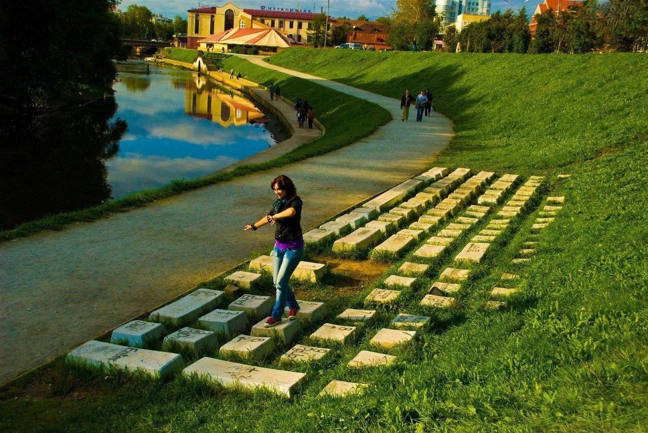 Памятник клавиатуре место. Па́мятник клавиату́ре Екатеринбург. Памятник клавиатуре. Памятник клавиатуре г.Екатеринбург. Памятник клавиатуре Исеть.