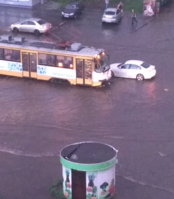 Вечерний ливень затопил в Екатеринбурге улицы и магазины