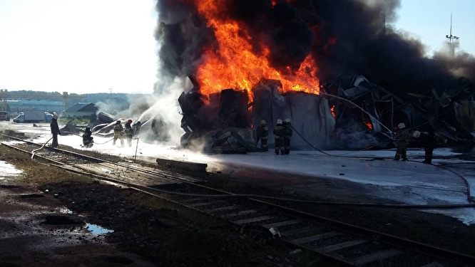 Пожар на складе в Екатеринбурге локализован. Угрозы распространения огня нет