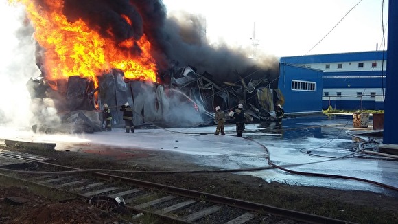 Пожар на складе в Екатеринбурге локализован. Угрозы распространения огня нет
