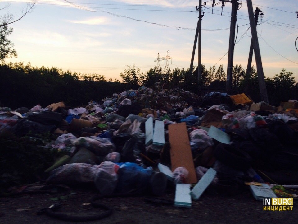 Огромные кучи мусора в Чкаловском районе Екатеринбурга — верность традициям