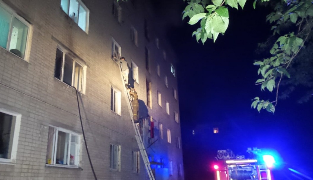 Ночью из-за пожара в Компрессорном эвакуировали 54 человека