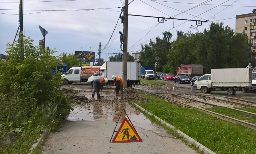 В Екатеринбурге на машины обрушился поток воды и камней