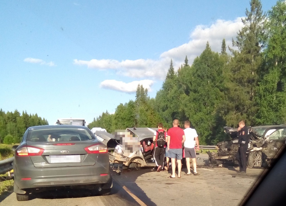 На трассе Екатеринбург — Пермь произошла страшная авария. Движение по трассе закрыли