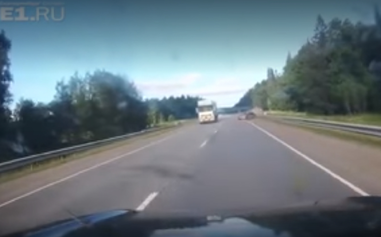 Видеорегистратор Lexus снял момент столкновения с Volkswagen Polo в ДТП на трассе Пермь — Екатеринбург (фото, видео)