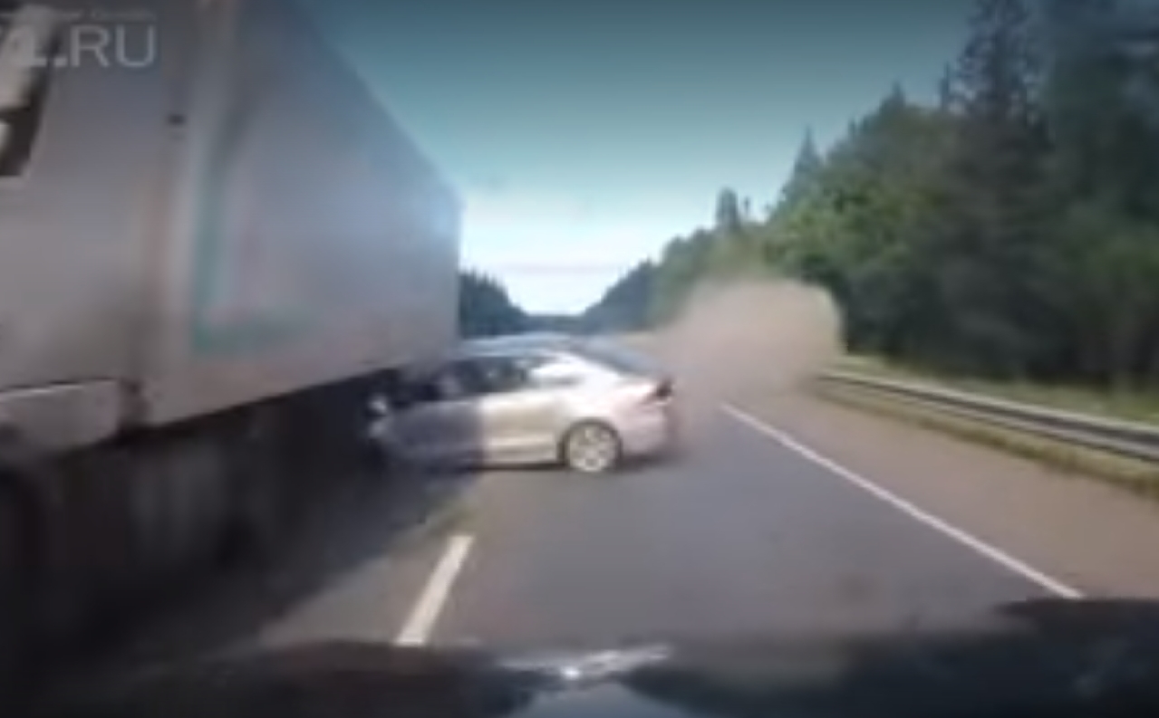 Видеорегистратор Lexus снял момент столкновения с Volkswagen Polo в ДТП на трассе Пермь — Екатеринбург (фото, видео)