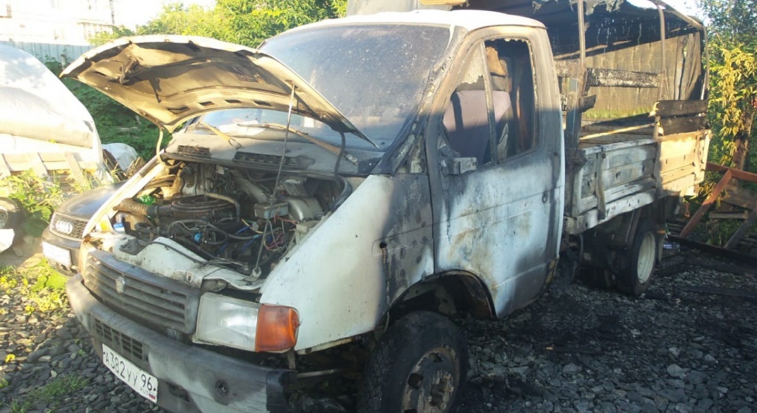 Ночью в Екатеринбурге сгорели два автомобиля