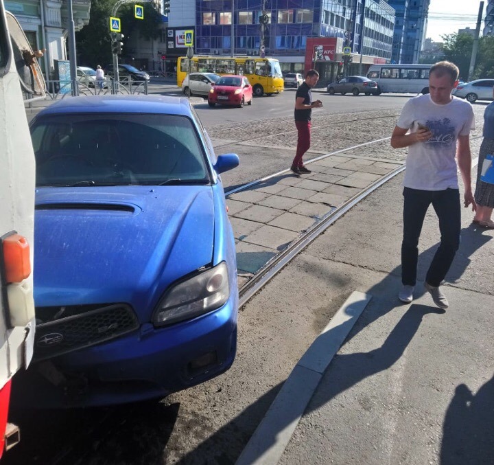 В Екатеринбурге автомобиль Subaru совершил лобовой таран трамвая