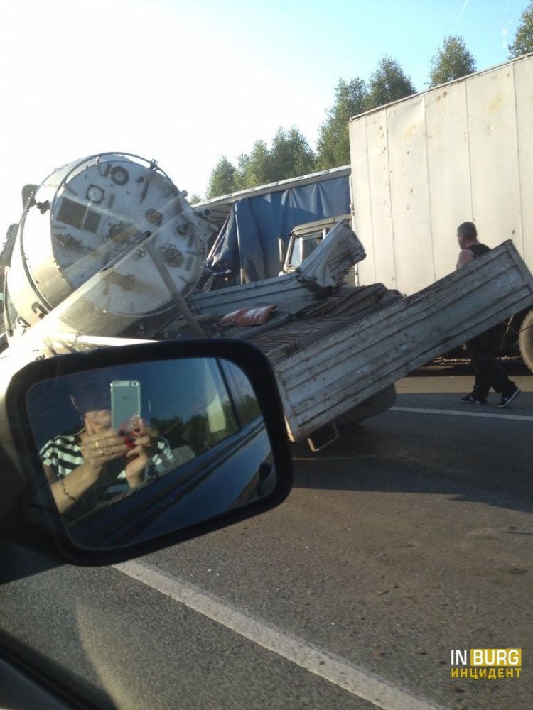 На трассе Пермь – Екатеринбург произошло ДТП с грузовиками и автоцистерной