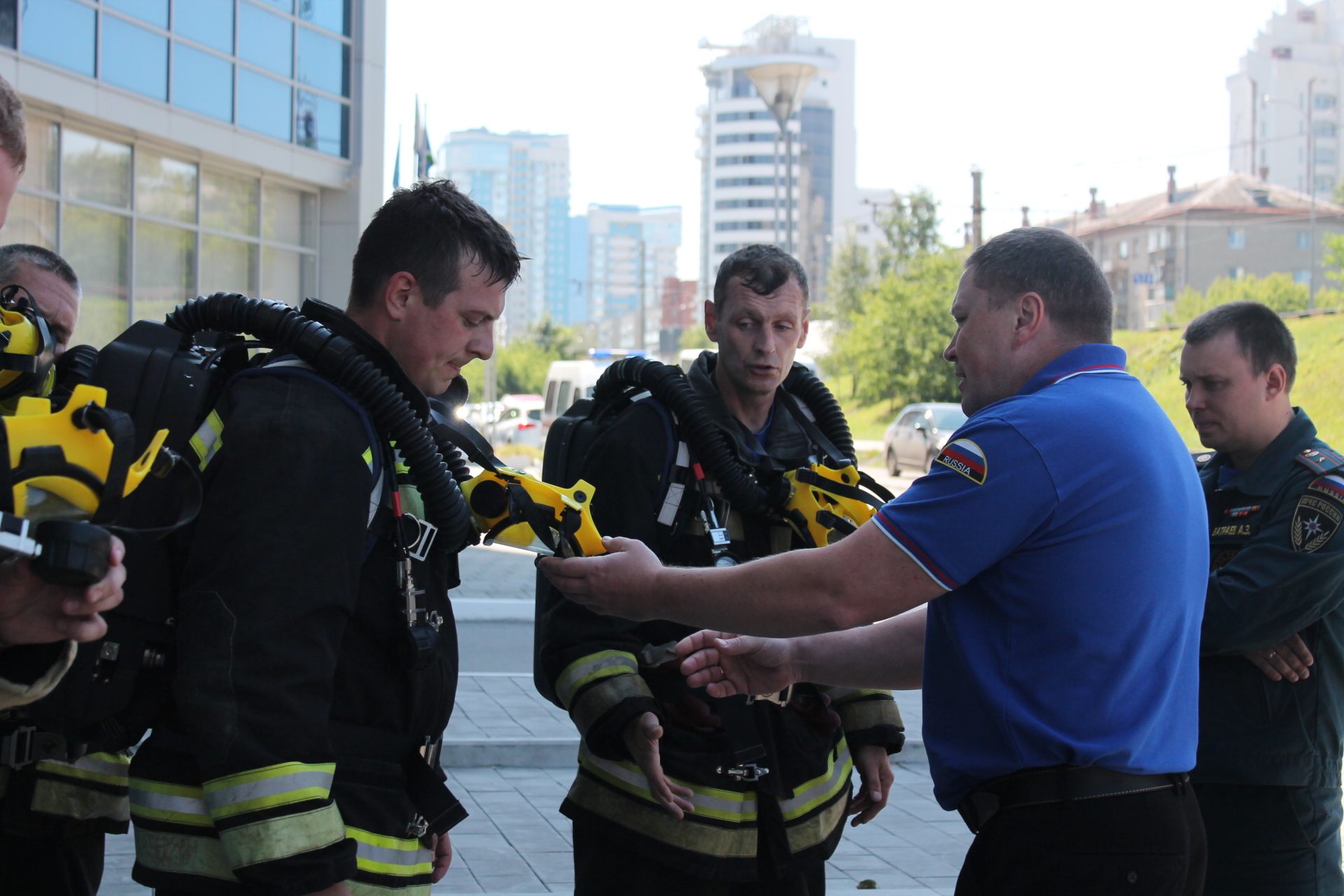 Екатеринбургские огнеборцы получили новые дыхательные аппараты, позволяющие долго находиться в задымленном помещении
