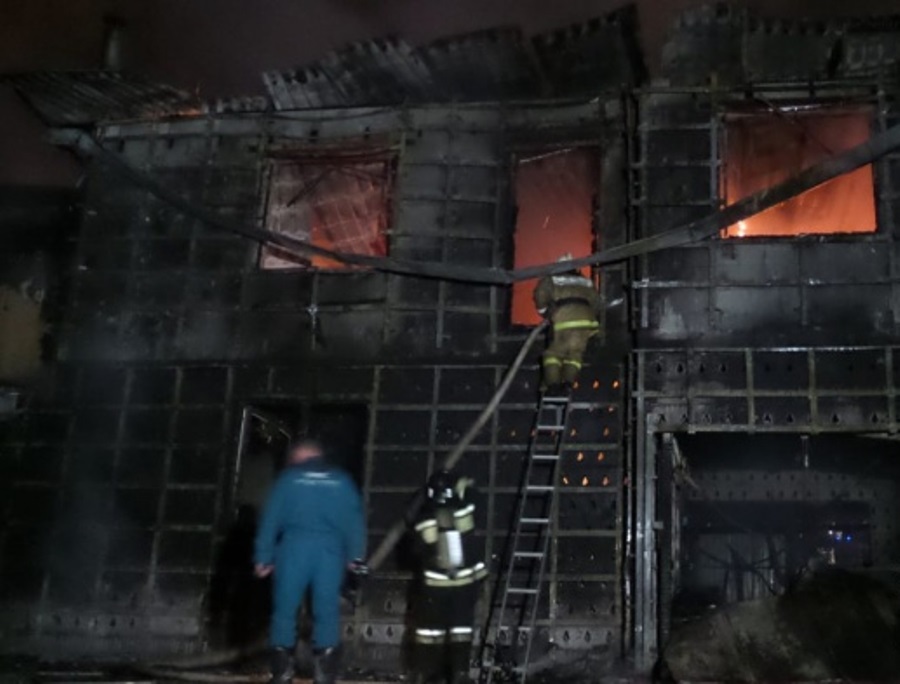 В Екатеринбурге при пожаре в коттедже на улице Онуфриева сгорел молодой человек