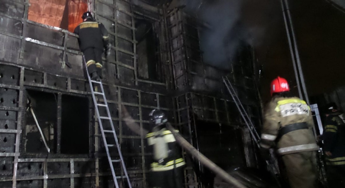 В Екатеринбурге при пожаре в коттедже на улице Онуфриева сгорел молодой человек