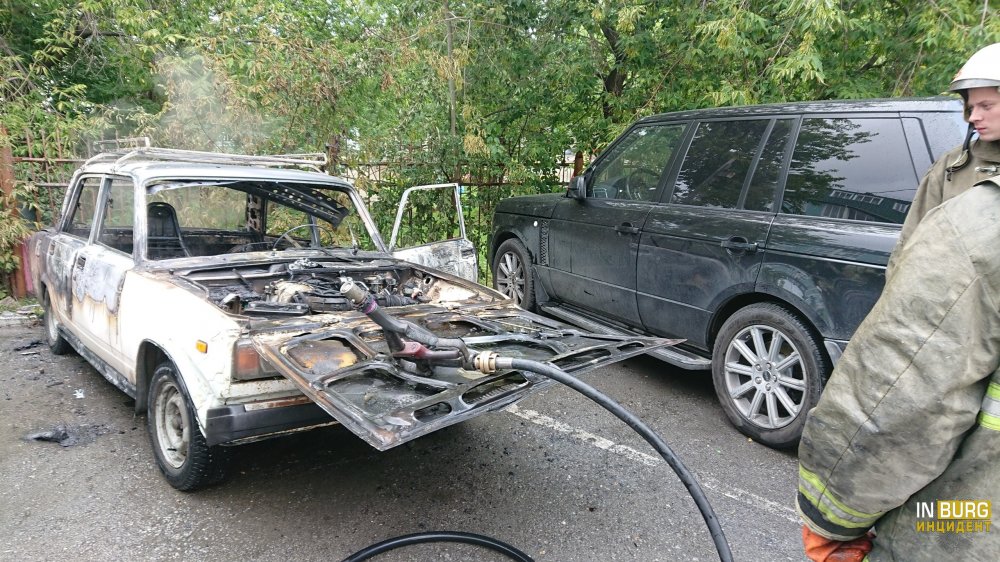 В Екатеринбурге огонь уничтожил отечественный ВАЗ и повредил два элитных внедорожника