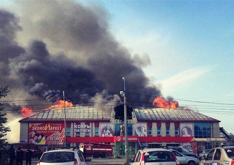 Второй торговый центр за день загорелся в Свердловской области — и сгорел