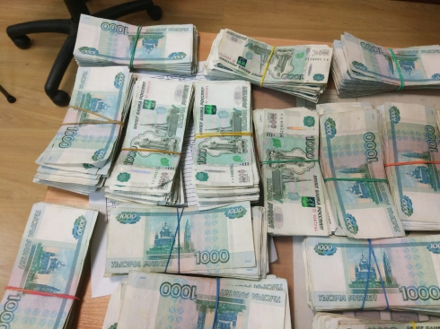 В аэропорту Кольцово таможенники задержали китайца с 10 миллионами рублей