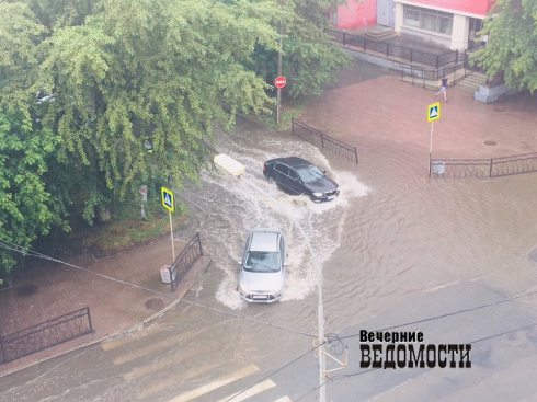 Екатеринбург после сильного дождя ушел под воду