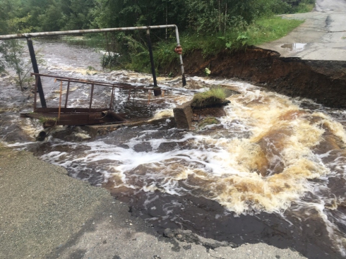 В Кировграде из-за проливных дождей смыло мост и размыло дороги