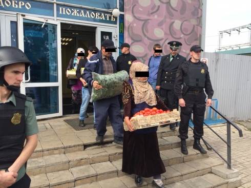 В Екатеринбурге приставы опечатали здание рынка на овощебазе, работавшее без разрешения на эксплуатацию